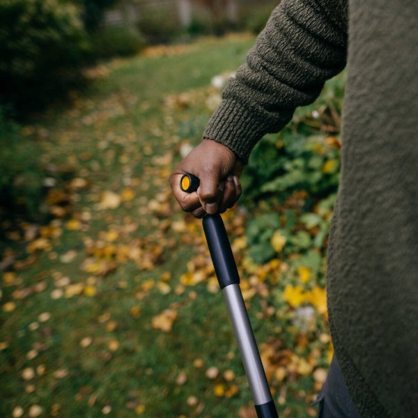 Фото - Лопата Fiskars для листя Ergonomic (1077116)